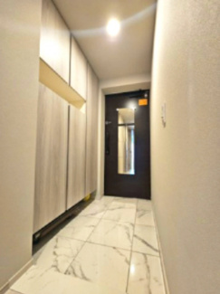 【玄関】 | ザパークハウス三郷 | 玄関には大型のシューズボックスを配備　知らず知らず増えていく靴なども、余裕を持って収納可能です　また、サイズによってはベビーカーやキャリーケースも収納できます