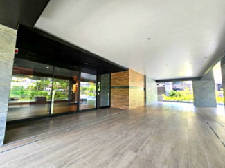  | ザパークハウス三郷 | ホテルライクなレセプションゲートは、大きな庇によってより優雅さを醸し出します　雨の日でもゆったりと準備を整えられるのも魅力ですね