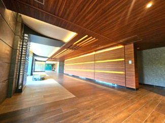 【ロビー】 | ザパークハウス三郷 | エントランスを入れば、そこは木のぬくもりを感じさせるエントランスホール