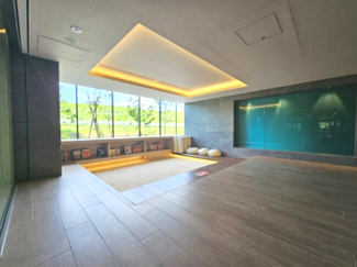 【その他共用部分】 | ザパークハウス三郷 | エントランスホールの奥にはお子さまと寛げるライブラリースペース