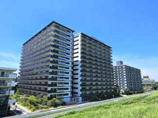 【外観】 | ザパークハウス三郷 | リバーサイドにそびえ立ったひと際存在感を放つ15階建て全196戸の大型マンション