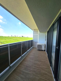 【バルコニー】 | ザパークハウス三郷 | 江戸川を目の前にした広々バルコニーは、汚れが目立ちにくいお洒落な塩ビシート加工　滑りにくいのも特徴です