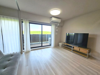 【居間・リビング】 | ザパークハウス三郷 | 広々としたバルコニーとワイドサッシの効果で、帖数以上に広さを感じ取れます