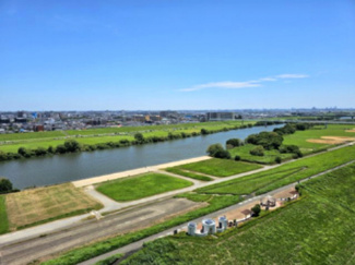 【展望】 | ザパークハウス三郷 | ※屋上テラスより撮影
マンションの目の前には江戸川河川敷に広がる江戸川運動公園が隣接　また、江戸川河川敷ではバーベキューも楽しめます（一部禁止エリアあり）