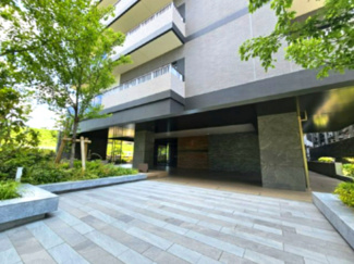  | ザパークハウス三郷 | 駅から歩いて帰宅すると緑豊かで優雅なエントランスが出迎えてくれます