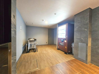 【その他共用部分】 | ザパークハウス三郷 | １Fには自動販売機を設置　ちょっとした飲み物は着の身着のままで気楽に購入可能です　また、お隣のBLENDEのショッピングカート置場があるので、買い物後そのままマンションまで持ち込めるのは大変便利ですね