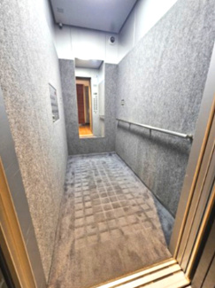 【その他共用部分】 | ザパークハウス三郷 | エレベーター内部は奥行きがあり、忙しい朝でも多くの方を乗せることができます