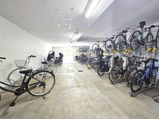 【駐輪場】 | ザパークハウス三郷 | 駐輪場は屋内設置（一部屋外あり）　盗難の心配もなく、雨の日でも安心です