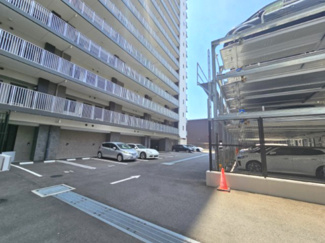 【駐車場】 | ザパークハウス三郷 | 敷地内には平面駐車場と機械式駐車場があります　敷地内は一方通行で出入口を分けているので、スムーズに出入り可能です