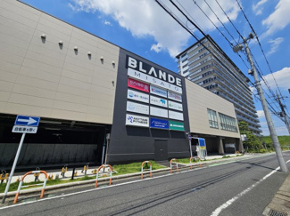 【周辺】 | ザパークハウス三郷 | マンション隣接の総合スーパーマーケットのBLANDE MISATOがあります　地元の新鮮な食材から見たことのない珍しい食材まで多彩な食材が集まっています
