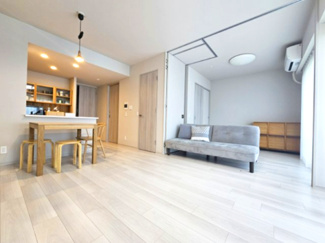 【居間・リビング】 | ザパークハウス三郷 | 隣接した洋室とのウォールドアは吊り下げのハイタイプで垂れ壁がないので、格納することで壁のない20帖超の空間が広がります