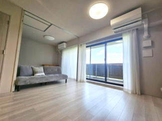 【居間・リビング】 | ザパークハウス三郷 | リビングに求めたいのは、窓の外の視界も気にならない家族みんなが自然と集まるくつろぎの空間　ワイドサッシから射し込む陽射しも相まって、自然と明るい笑顔が溢れる居住空間です