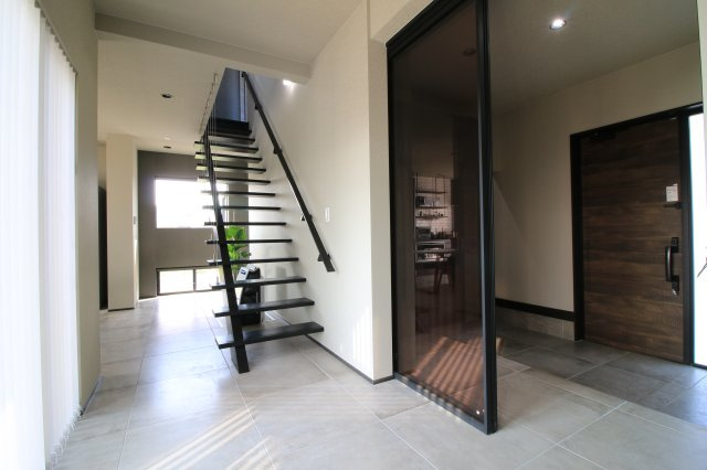 【中古戸建】太田市粕川町の玄関|■ホール｜階段はスケルトン階段になっており、一気にオシャレ度がアップしますね♪