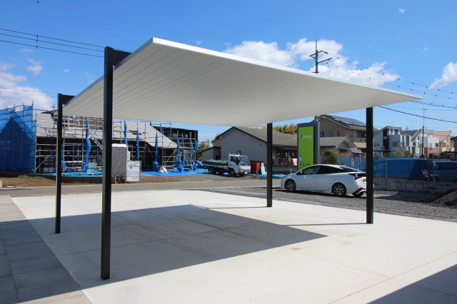 【中古戸建】太田市粕川町の駐車場|■カーポート｜大きなカーポートはお車2～3台は駐車可能になります！またカーポート前も駐車できますので、最大6台は駐車可能です♪