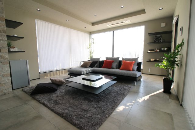 【中古戸建】太田市粕川町の居間・リビング|■リビング｜明るく開放的なリビングダイニング。お友達を招いてホームパーティーも楽しめます。