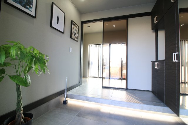 【中古戸建】太田市粕川町の玄関|■玄関｜インテリアで自分らしいコーディネートを施して、ドアを開けた瞬間のホッとする心地よさを演出してください♪