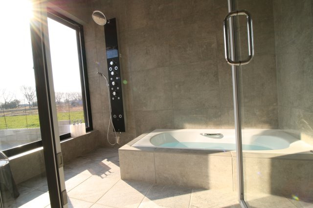 【中古戸建】太田市粕川町の浴室|■浴室｜ガラス張りのおしゃれな浴室☆リゾートホテルにいるような浴室で疲れを癒してください☆