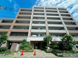 【外観】 | マンションの顔となるエントランスは重厚感漂う装いでお客様をお出迎えします。 