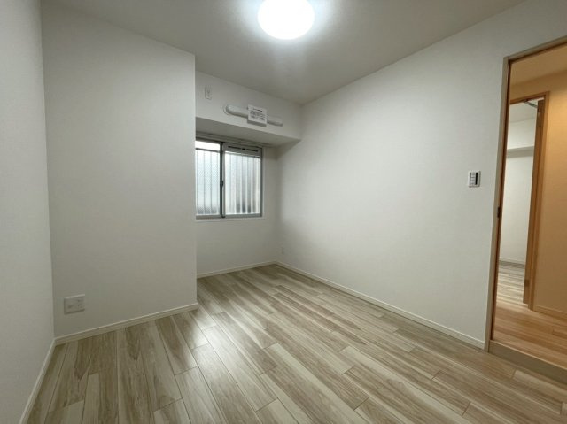 アルファステイツ桟橋通りの洋室|北側洋室約４．７畳。
寝室にもおすすめです。