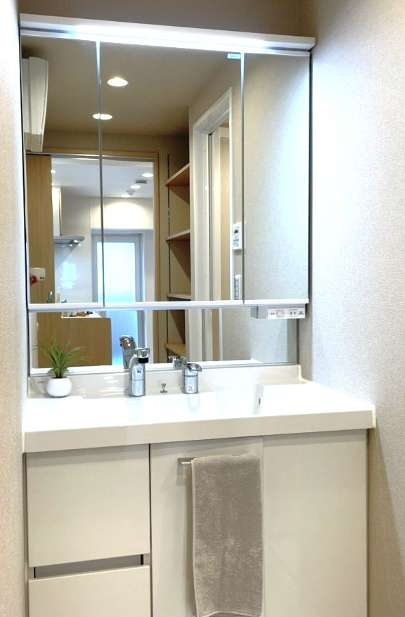 アルファステイツ桟橋通りの洗面所|白を基調とした清潔感のある洗面室。
可動式棚もありタオルや洗剤等の収納に便利です。