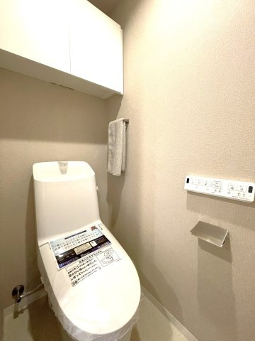 アルファステイツ桟橋通りのトイレ|温水洗浄便座付トイレ。
背面には芳香剤やペーパーを置いておく収納もあります。