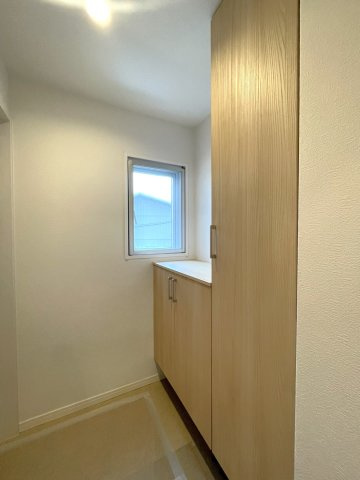 アルファステイツ桟橋通りの玄関|小窓付きで明るい玄関です。
横入になっているためプライバシーの確保ができるメリットがあります。