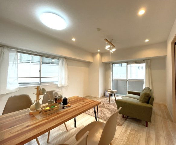 アルファステイツ桟橋通りの居間・リビング|リビング・ダイニングは約１０．６畳。
２面採光で明るく開放感があります。
