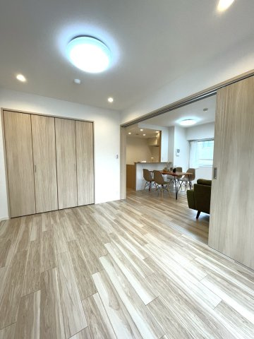 アルファステイツ桟橋通りの洋室|洋室とリビングの間の扉を開放すると約２０畳の広々空間になります。バルコニーに面した明るいお部屋です。