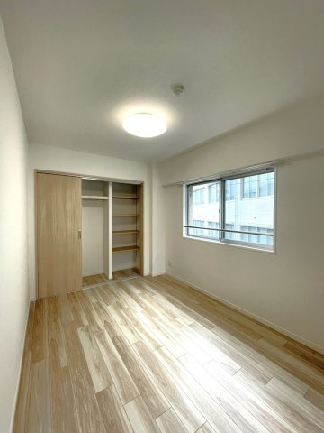 アルファステイツ桟橋通りの洋室|北西洋室約５・６畳。
クロス・床材は全室貼替しています。