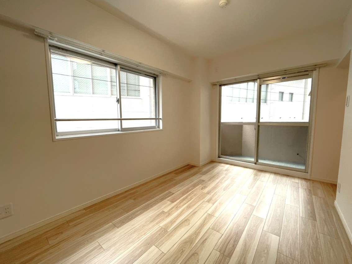 アルファステイツ桟橋通りの洋室|北東洋室約６．５畳です。
２採光で明るい陽が差し込みます。