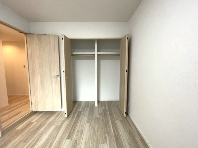 アルファステイツ桟橋通りの収納|北西洋室の収納です。
衣類をたくさん収納でき、居住空間を広く使えます。