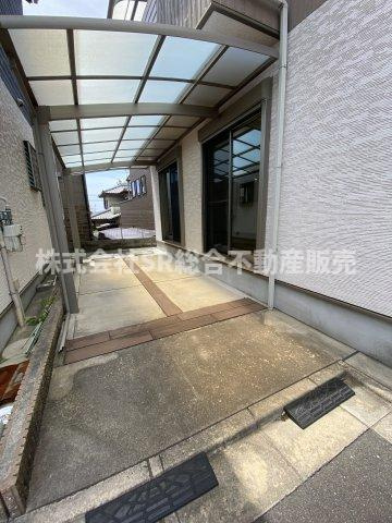 東石切町1丁目中古戸建の駐車場|カーポート付きの駐車場とリビングと行き来できるので買い物の後の荷物を楽に運べます！