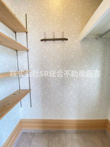 東石切町1丁目中古戸建の収納|玄関にはウォークインシューズクローゼットがあります！ベビーカー、キャンプ用品等を収納でき便利です♪