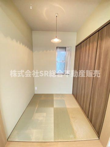 東石切町1丁目中古戸建の居間・リビング|2帖の畳スペースがあります！お子様のお昼寝等に使えます♪