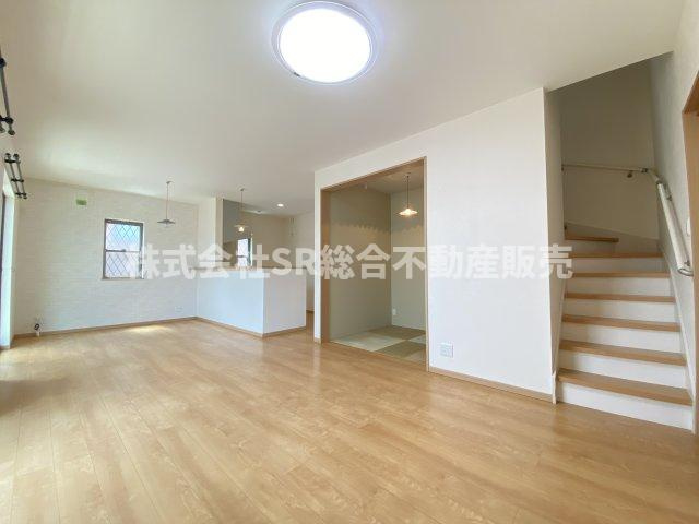 東石切町1丁目中古戸建の居間・リビング|17.6帖のゆったり過ごせるリビング♪ご家族と毎日顔を合わせられる造りになっています！