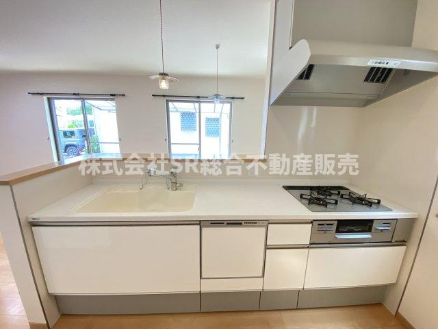 東石切町1丁目中古戸建のキッチン|ホワイト基調の清潔感のあるカウンターキッチン♪ご家族の様子を見ながらお料理できます！
