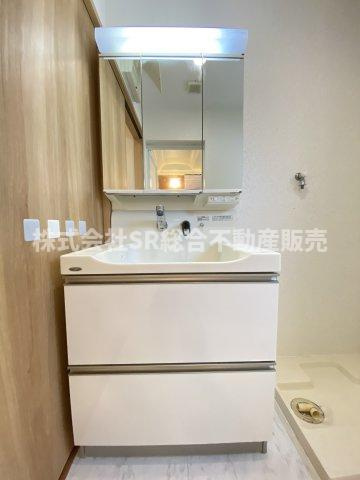 東石切町1丁目中古戸建の独立洗面台|3面鏡、シャワー付きの独立洗面台で使いやすいです！