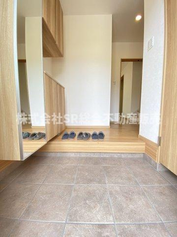 東石切町1丁目中古戸建の玄関|姿見付のシューズボックスもあり広めの玄関です！