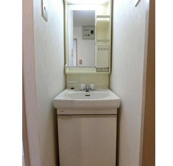 サンライズ荒木駅前の洗面所|スペースが確保できる洗面所です