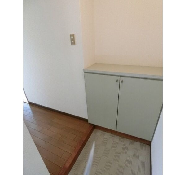 サンライズ荒木駅前の玄関|収納もある玄関です