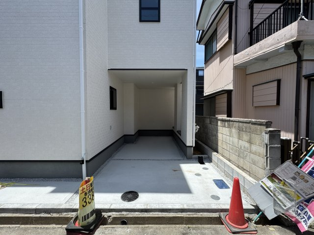 松戸市栄町６丁目新築戸建の駐車場|愛車に優しいビルトインガレージ