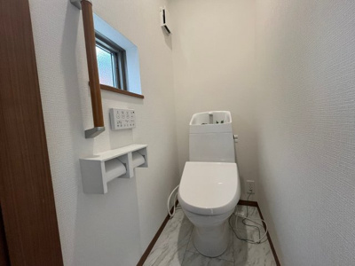 【トイレ】 | 緑町７丁目　新築戸建 | 1階　トイレ　窓もあり手すりもついています。