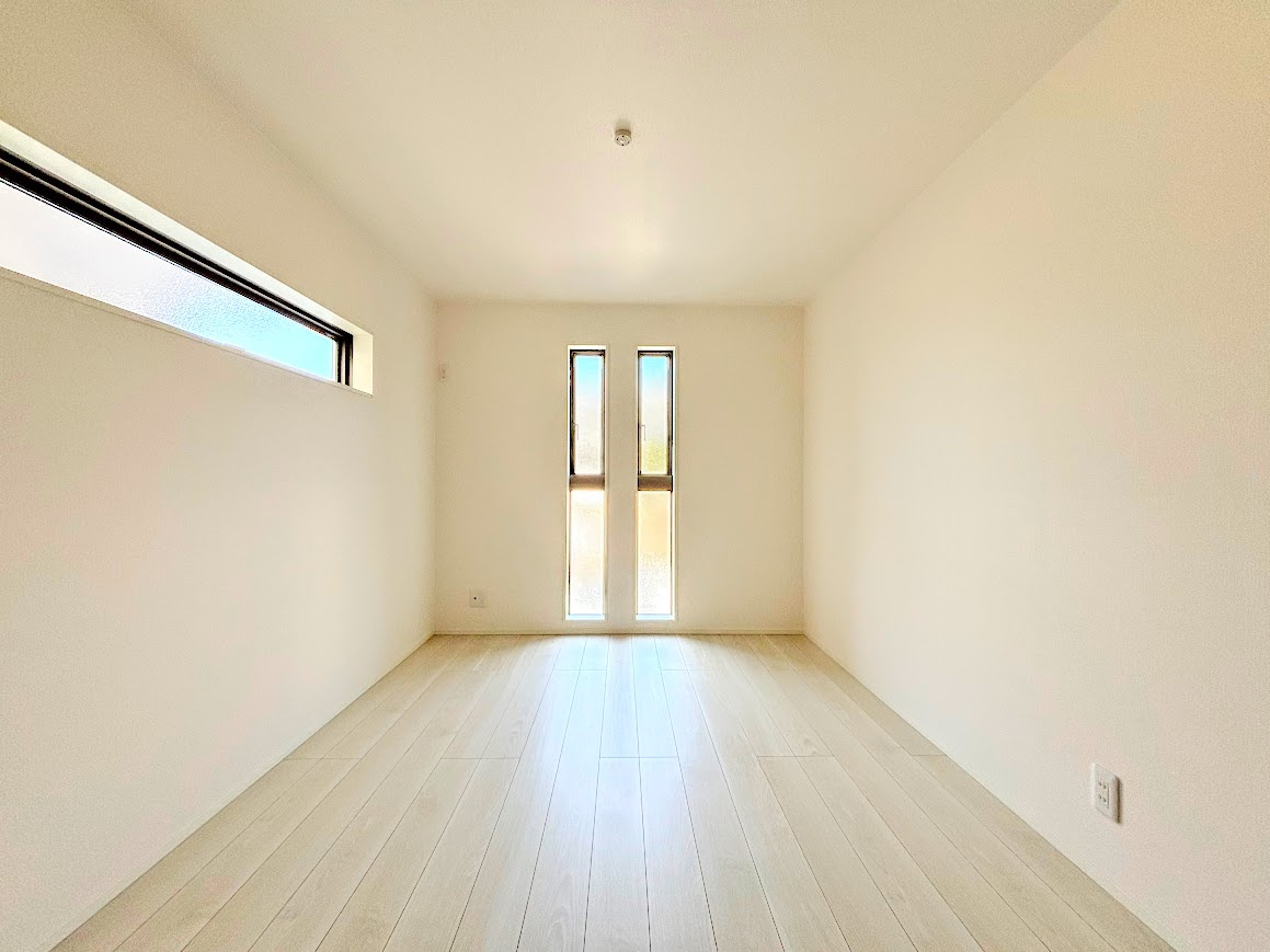 旭区白根6丁目　新築戸建てのその他|［モデルハウス］◆室内はいつも明るい印象なので気持ちの良い朝を迎えられます。各部屋にはクローゼットを完備しており、収納が多いお家はすっきりして快適空間です。