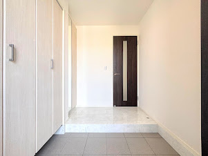 旭区白根6丁目　新築戸建てのその他|［モデルハウス］◆明るい玄関です！散らかりやすい玄関もスッキリする大容量のシューズボックス付き。