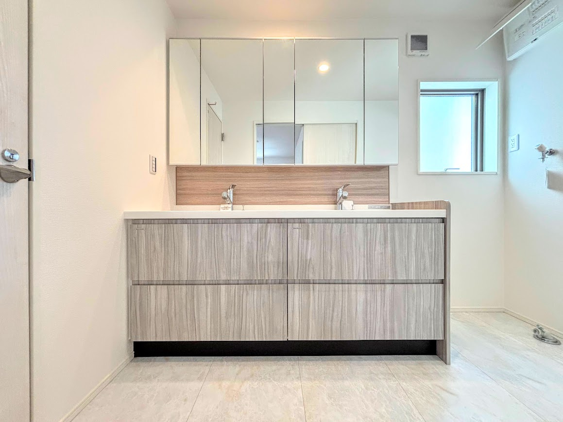 旭区白根6丁目　新築戸建てのその他|［モデルハウス］◆ご家族の1日が始まり、1日が終わりを締めくくる洗面空間。洗濯機を配置しても十分なスペースを確保した設計となっております。