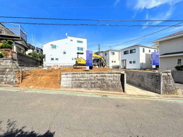 旭区白根6丁目　新築戸建ての外観|◆爽やかな青空の下に贅沢なほどに降り注ぐ陽光、豊かな居住性と、クオリティが見事に調和した住空間は、住まうことの喜びを感じさせてくれます。ゆとりある広い敷地で開放的なお住まいです。