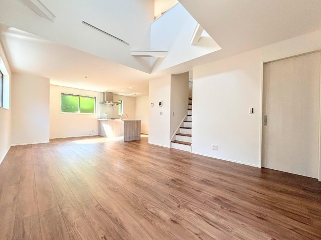 旭区白根6丁目　新築戸建てのその他|［モデルハウス］◆一家だんらんのスペースとなるＬＤＫ。窓から明るい光が差し込み、思わず家族の会話も弾む快適な空間。