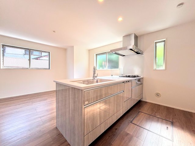 旭区白根6丁目　新築戸建てのその他|［モデルハウス］◆キッチンからダイニングやリビングが見渡せるキッチン。料理をしながら家族とコミュニケーションをとれるだけでなく、大きな開放感も得られることができます。