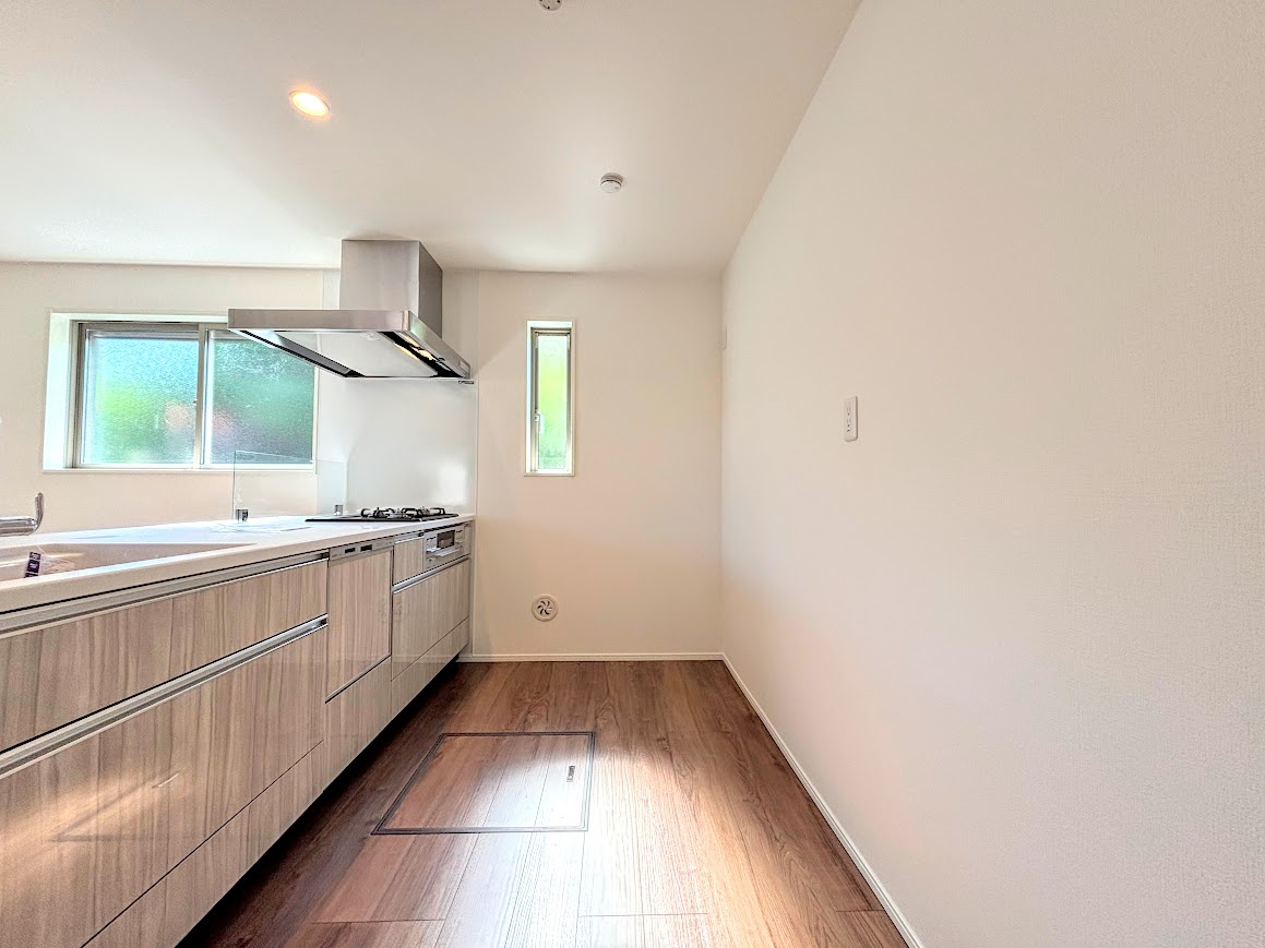 旭区白根6丁目　新築戸建てのその他|［モデルハウス］◆デザイン性と機能性を兼ね備えたキッチンです。リビングスペースとの一体感が生まれ、広々空間を演出してくれます。