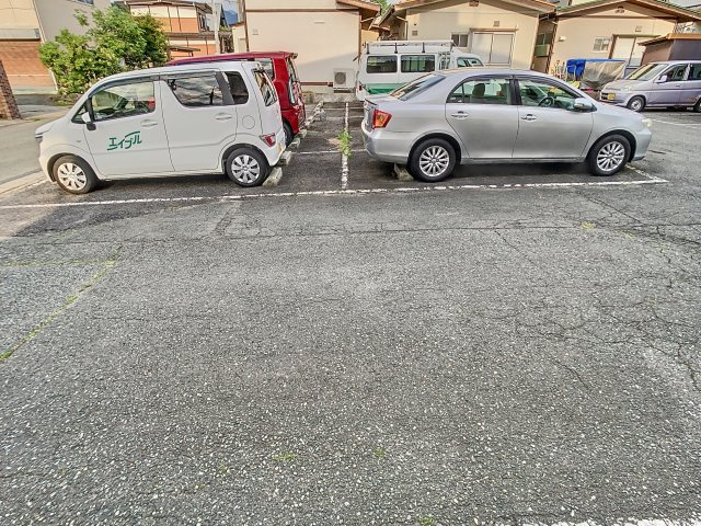 Chats Worthの駐車場